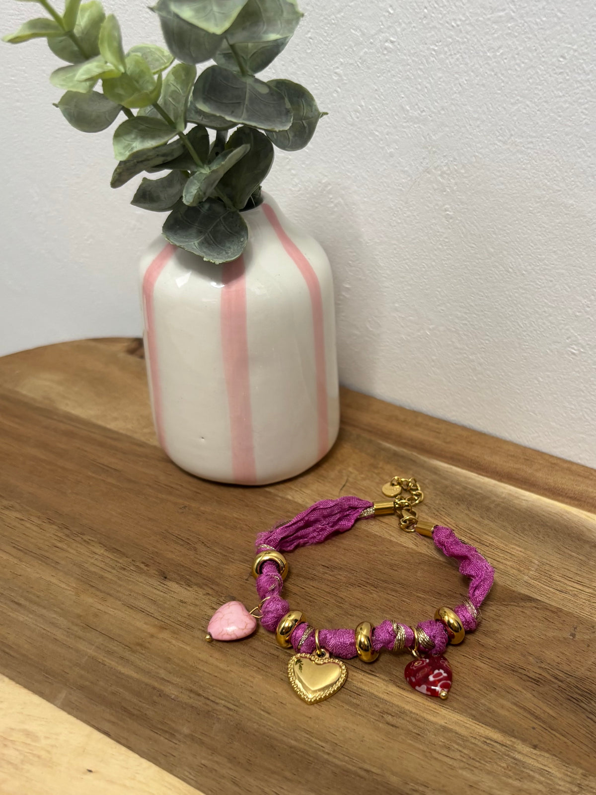 Bracelet ruban rose et charms cœurs