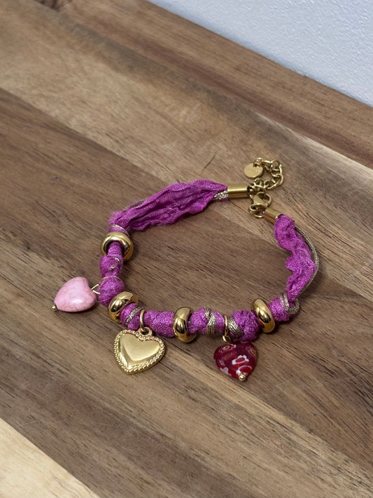 Bracelet ruban rose et charms cœurs