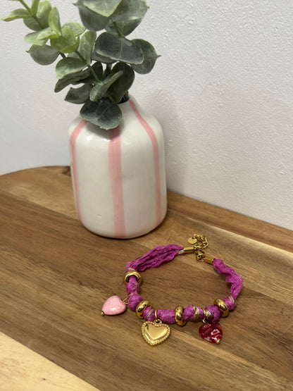 Bracelet ruban rose et charms cœurs