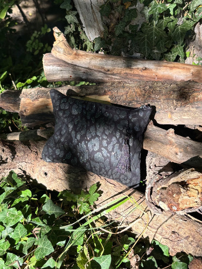 Pochette léopard à motifs argentés