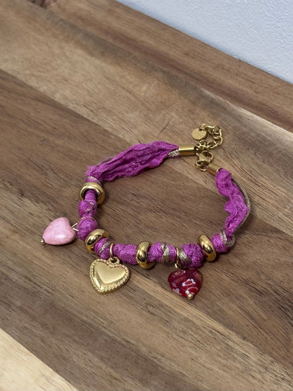 Bracelet ruban rose et charms cœurs