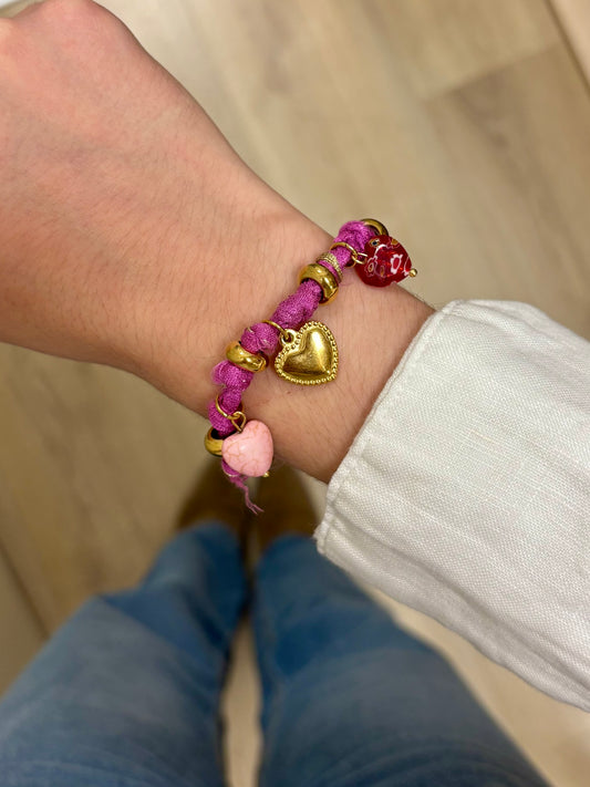 Bracelet ruban rose et charms cœurs