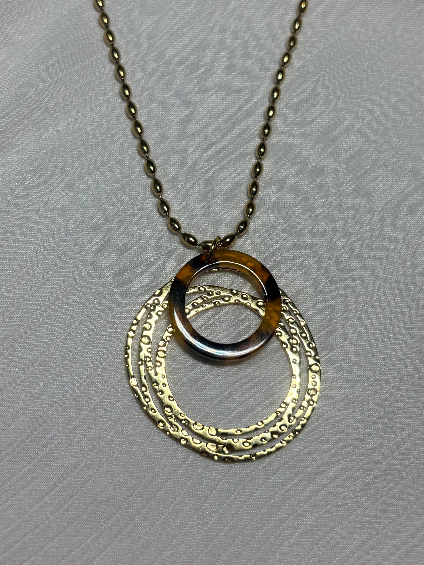 Collier anneau martelé et écaille