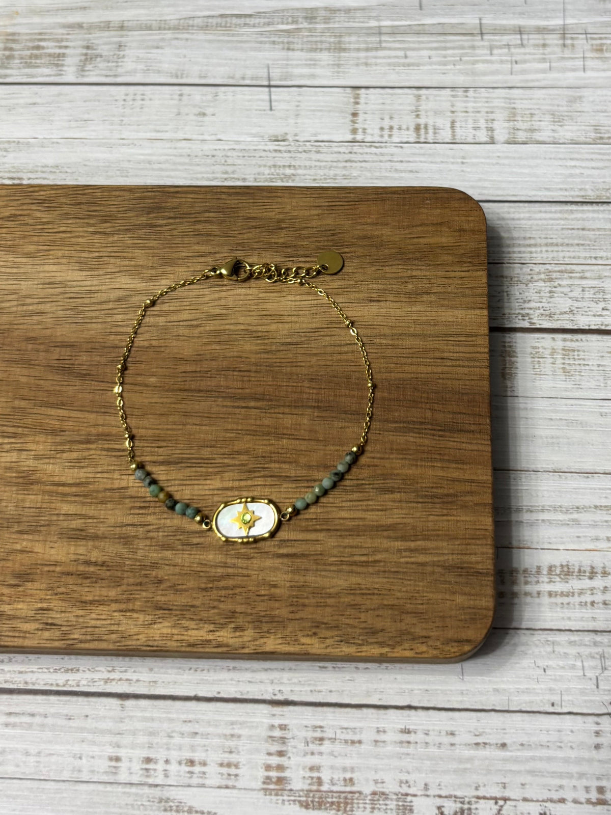 Bracelet doré - perles vert sauge et étoile