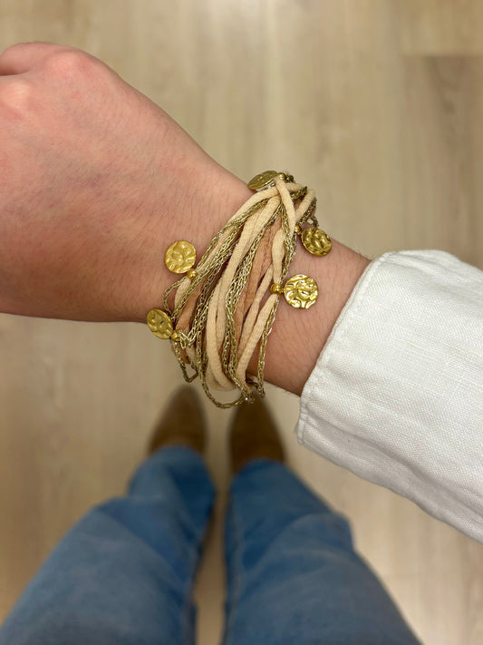 Bracelet multi-rangs doré et cordons beige