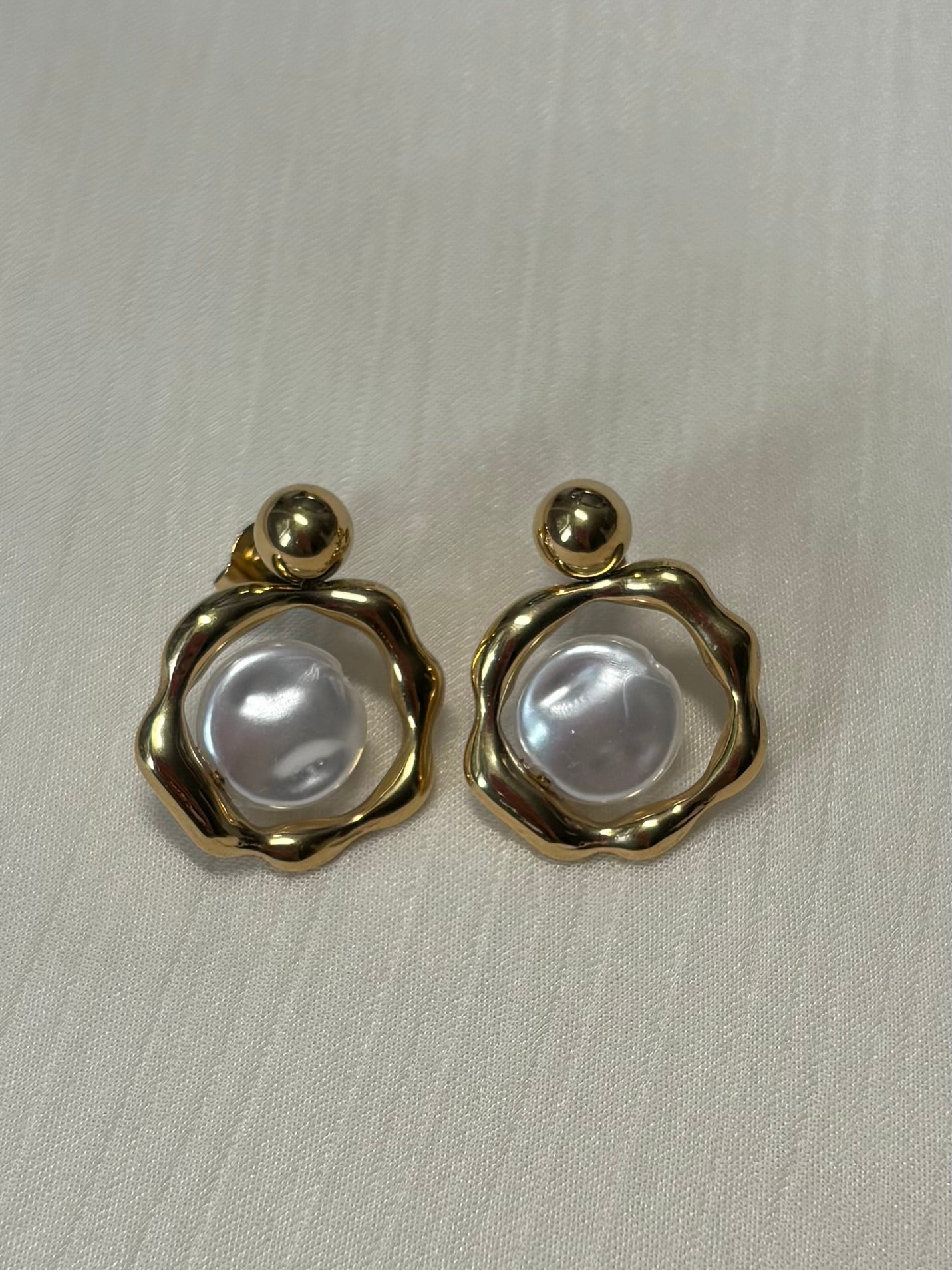 Boucles d’Oreilles Perle Nacrée Ondulée
