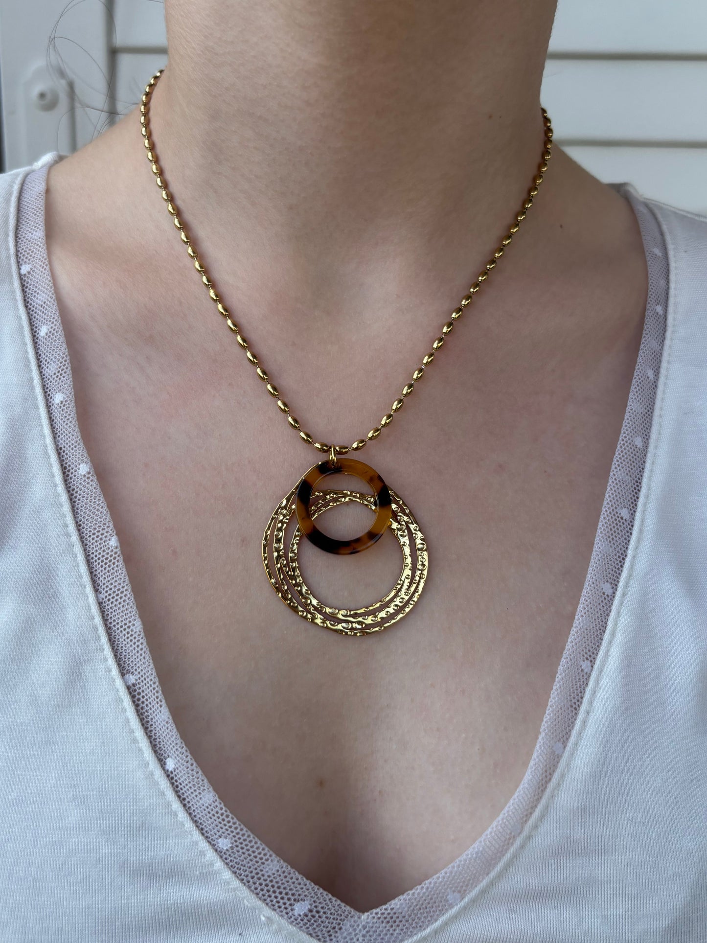 Collier anneau martelé et écaille