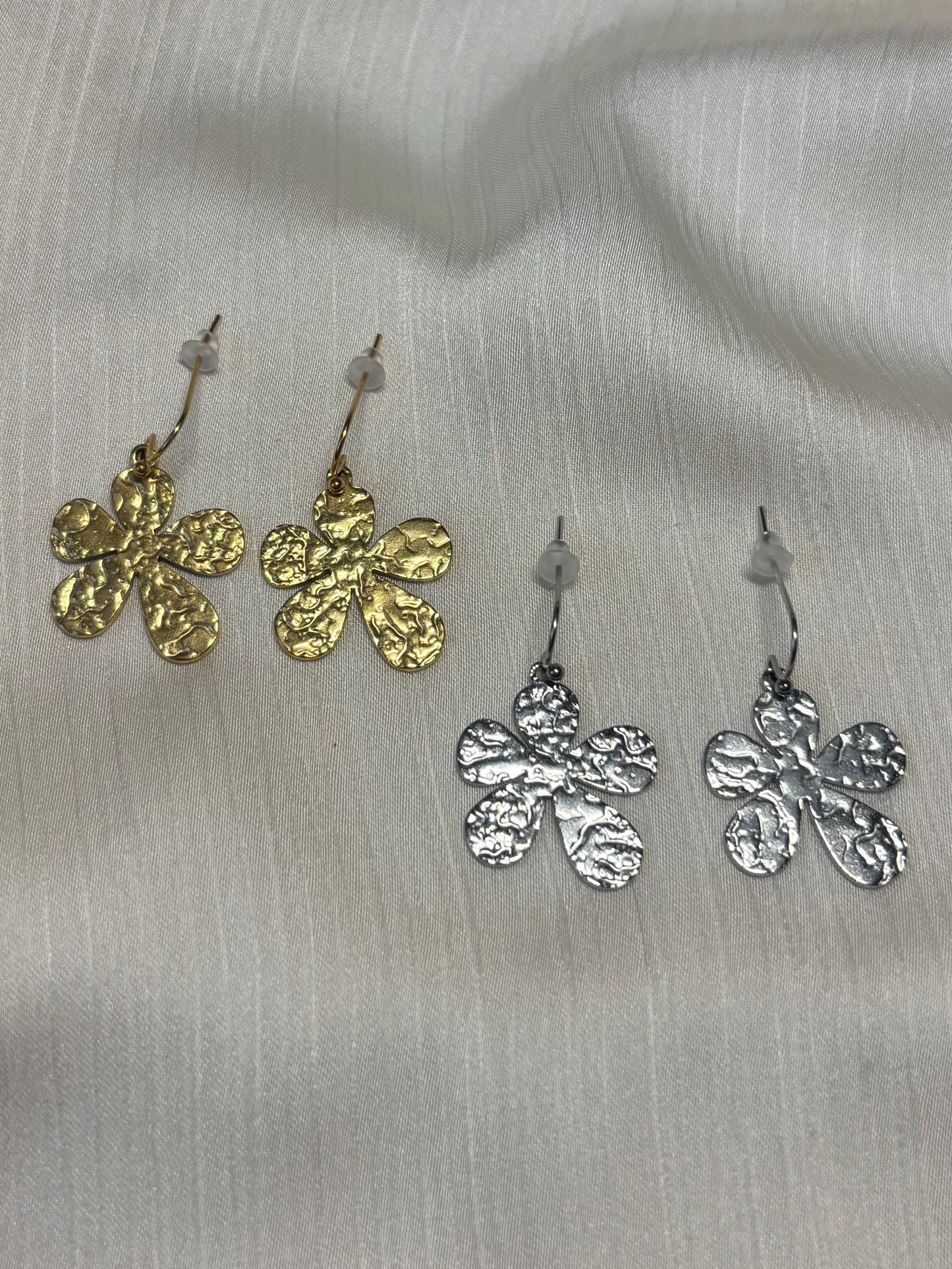 Boucles d’Oreilles Fleurs Martelées