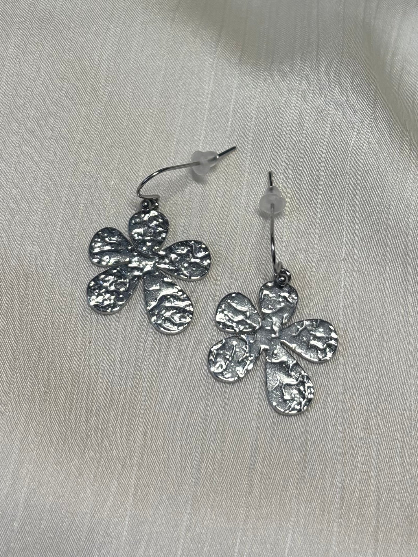 Boucles d’Oreilles Fleurs Martelées