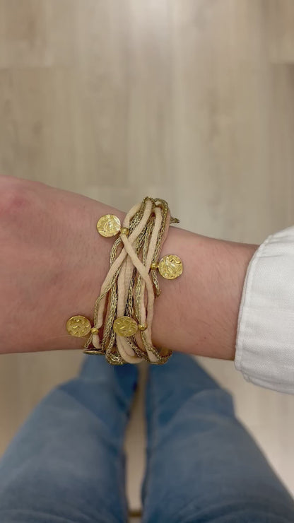 Bracelet multi-rangs doré et cordons beige